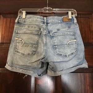 LIGHT WASH AMERICAN EAGLE MIDI DENIM SHORT